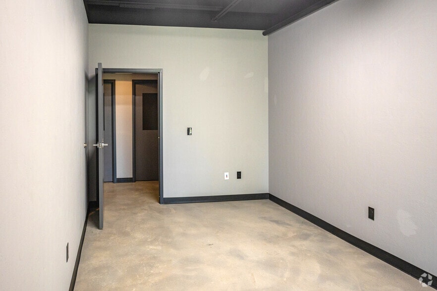 More Photos Of 7901 NE 10th St, Midwest City Office For Sale