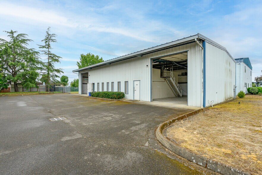 More Photos Of 2710 E Hancock St, Newberg Light Distribution For Lease