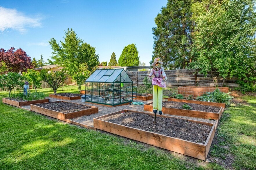 More Photos Of 2336 Table Rock Rd, Medford Freestanding For Sale