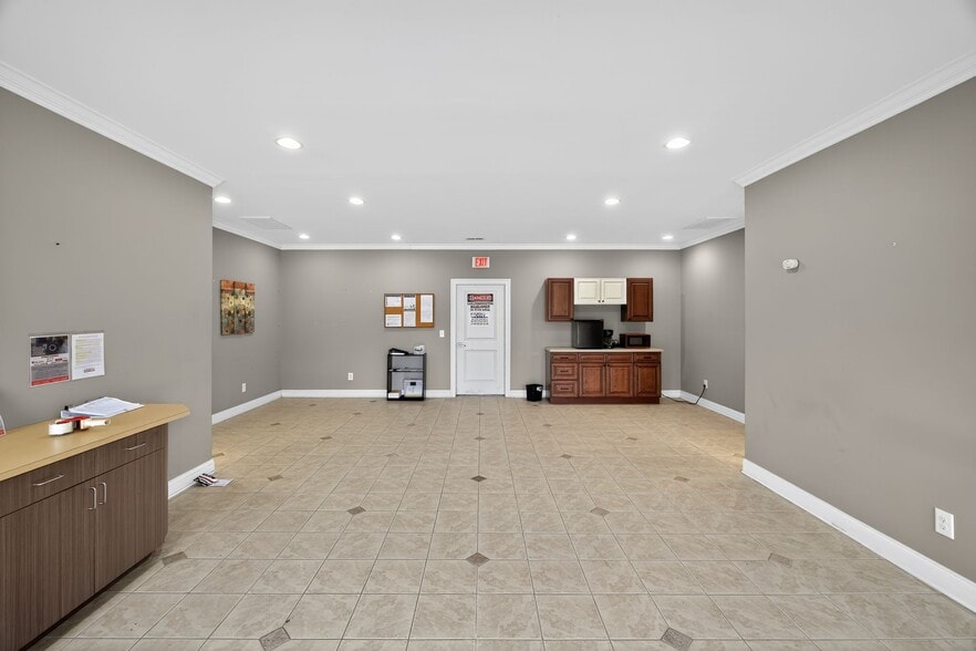 More Photos Of 215 Peddycord Park Ct, Kernersville Warehouse For Lease