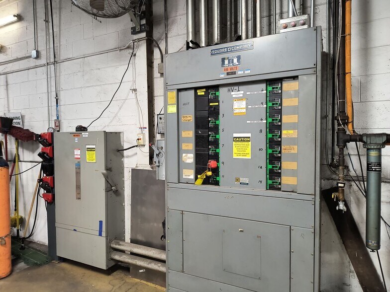 More Photos Of 405 18th Ave, Rockford Warehouse For Lease