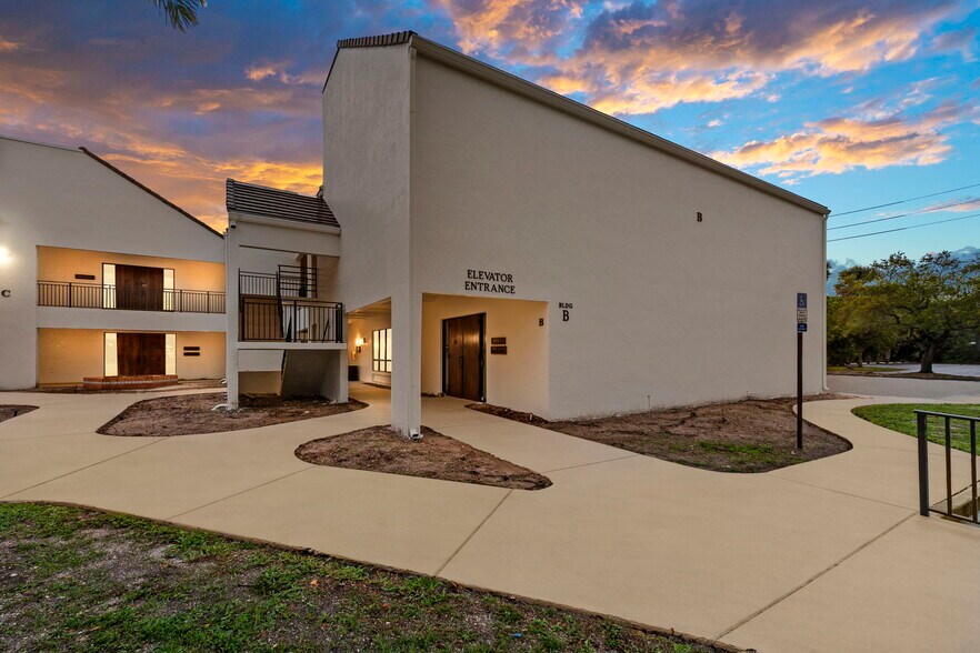 Primary Photo Of 900 SE Ocean Blvd, Stuart Office For Sale