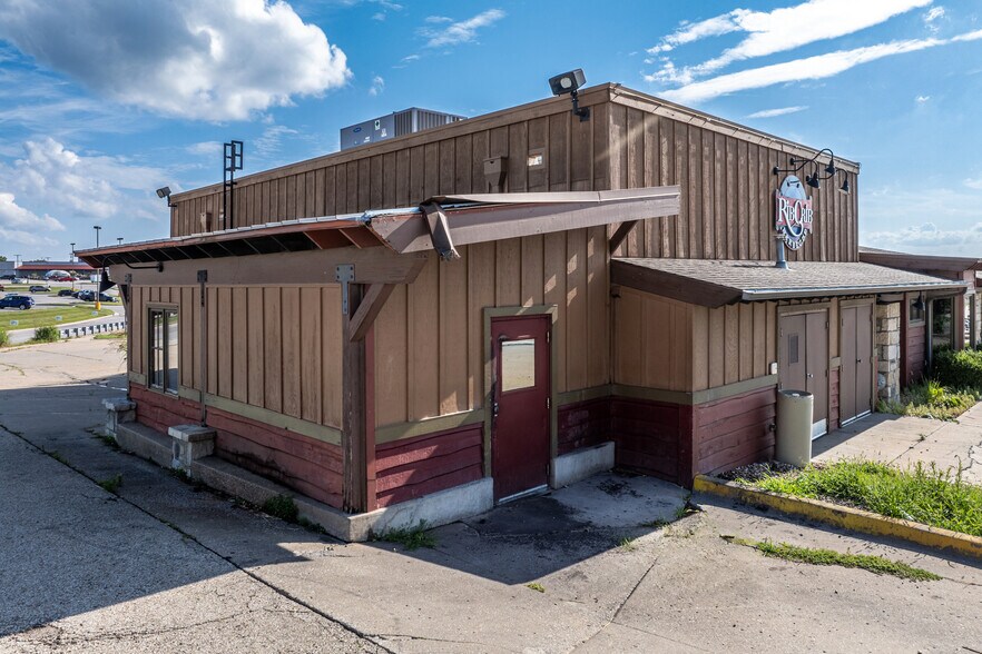 More Photos Of 3704 Faraon St, Saint Joseph Restaurant For Lease