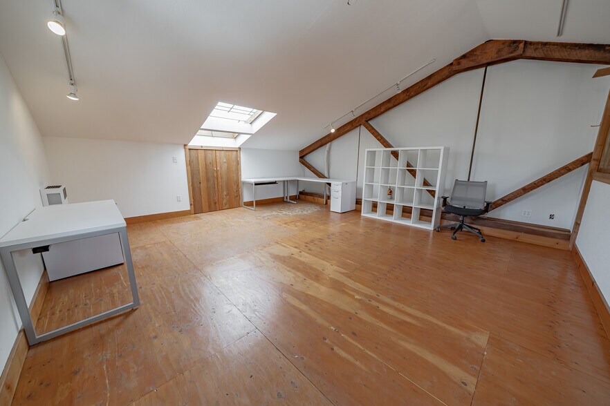 More Photos Of 2894 Ettie St, Oakland Distribution For Lease
