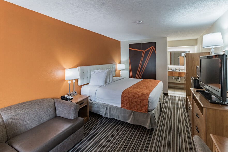 More Photos Of 2004 Veasley St, Greensboro Hotel For Sale