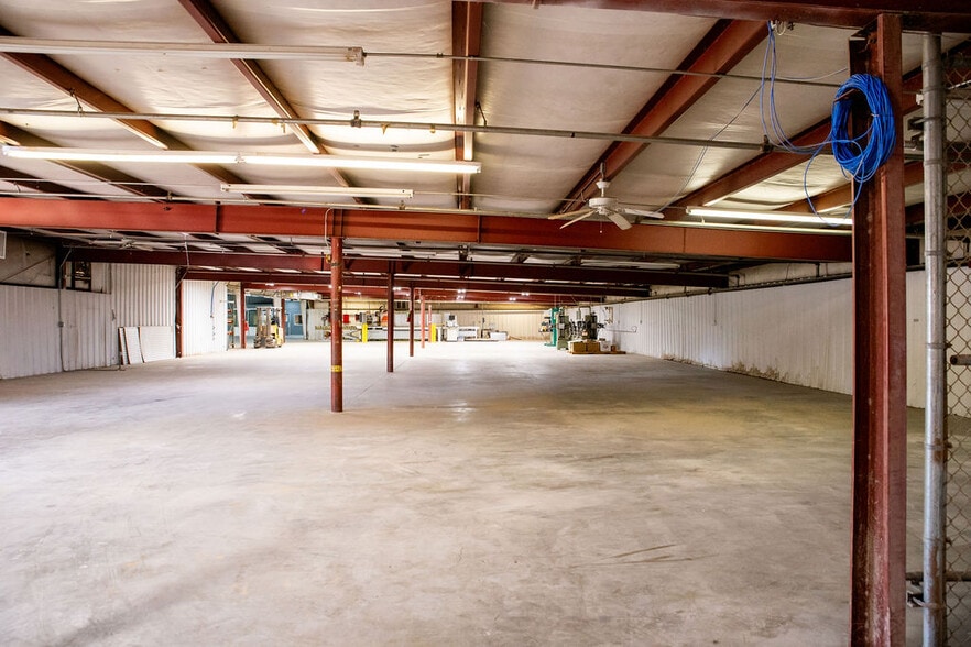 More Photos Of 1630 N Eldon Ave, Springfield Unknown For Lease