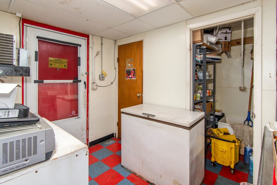 More Photos Of 2535 Highland Rd, Highland Restaurant For Sale