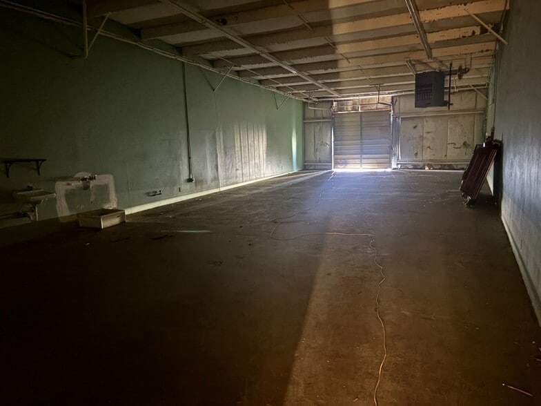 More Photos Of 5210 Pleasant View Rd, Memphis Showroom For Lease