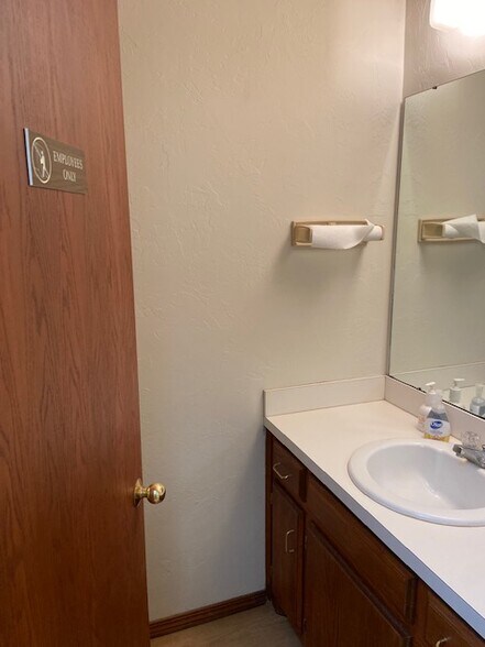 More Photos Of 910 S Bryant Ave, Edmond Medical For Sale