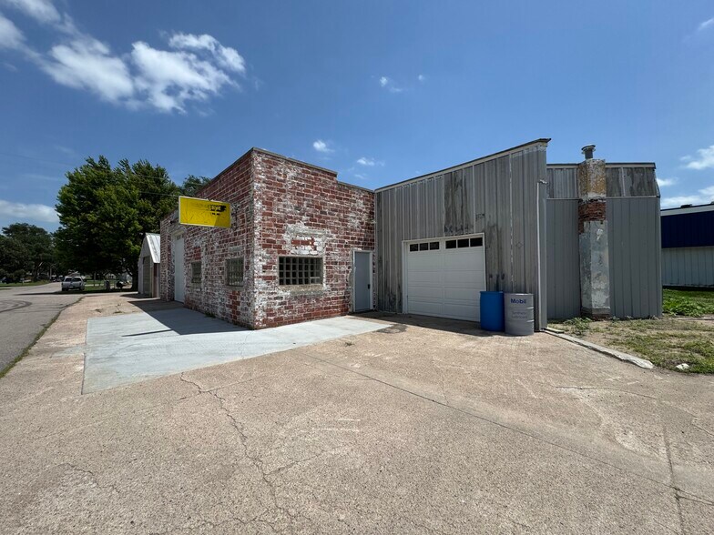 More Photos Of 214 Smith Ave, Kenesaw Warehouse For Sale