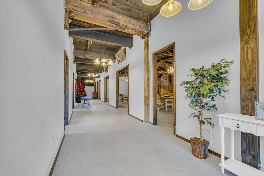 More Photos Of 1642 S Broad St, Commerce General Retail For Lease