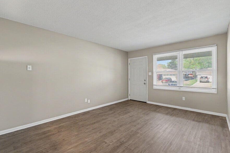 More Photos Of 4671 NW 50th St, Des Moines Apartments For Sale