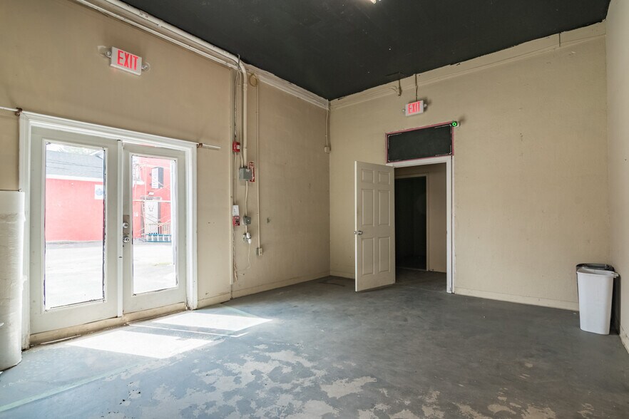 More Photos Of 167-169 Shaker Rd, East Longmeadow Veterinarian Kennel For Lease