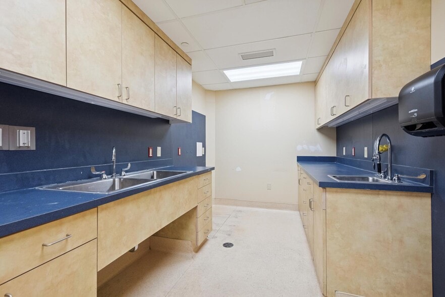 More Photos Of 2000 Grant Ave, Philadelphia Medical For Sale