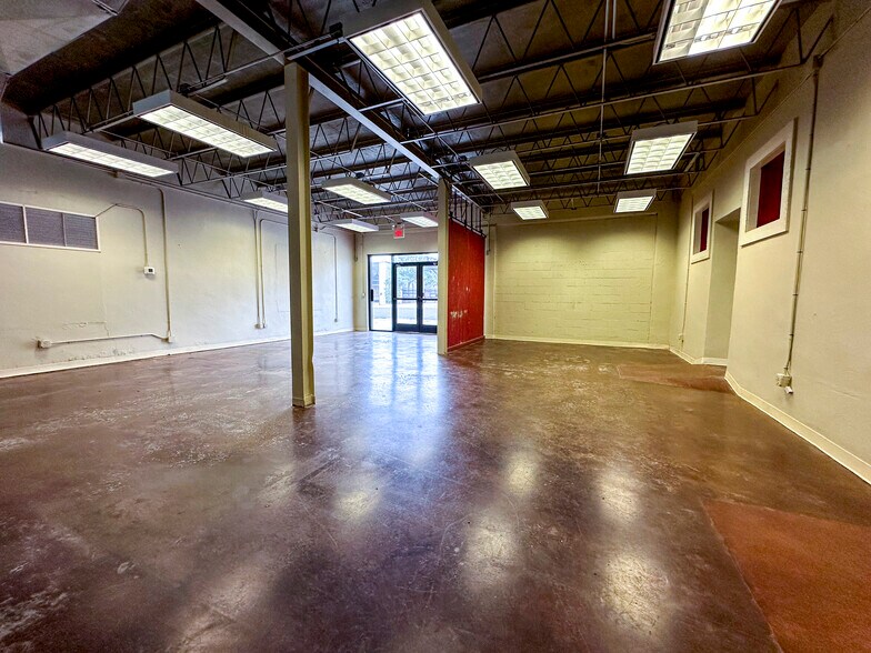 More Photos Of 1 N Mechanic St, El Campo Office For Lease