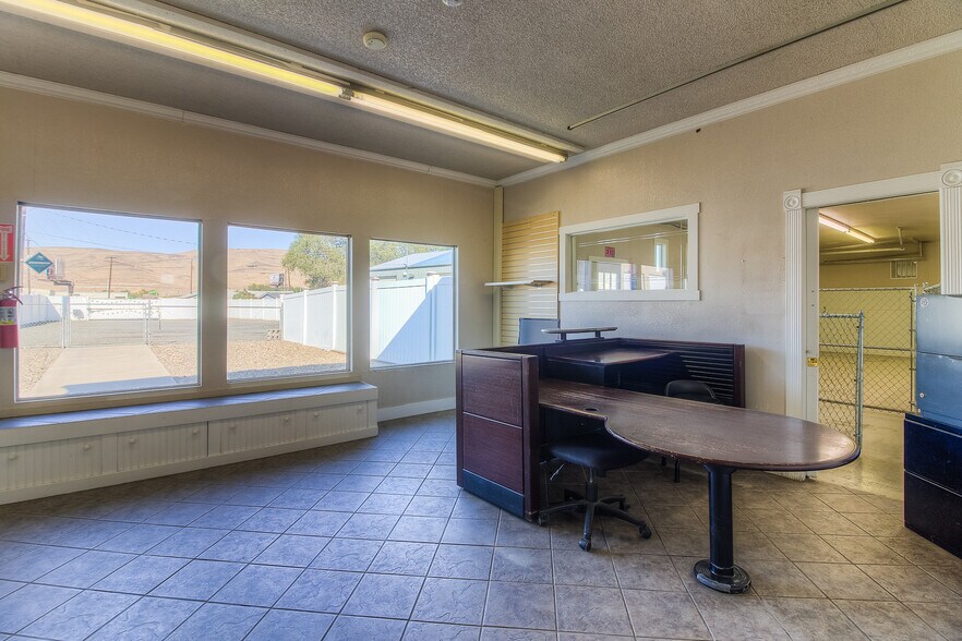 More Photos Of 2310 Terrace Heights Dr, Yakima Flex For Sale