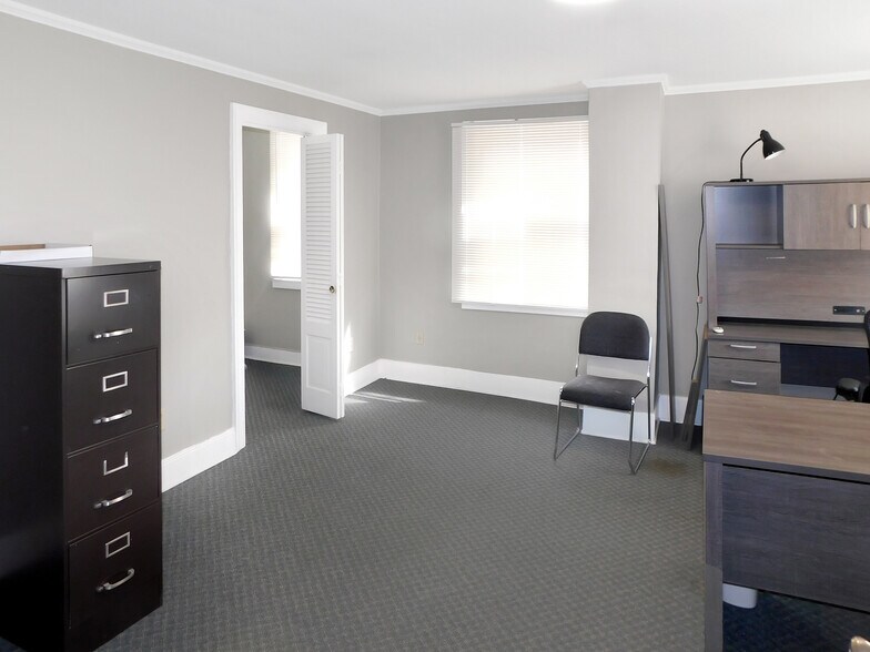 More Photos Of 122 E Main St, Rockton Office For Lease