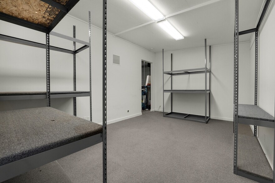 More Photos Of 809 S Holladay Dr, Seaside Showroom For Sale