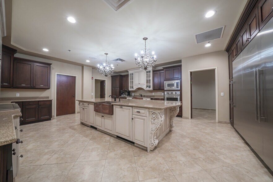 More Photos Of 8534 Yankee St, Dayton Office For Sale