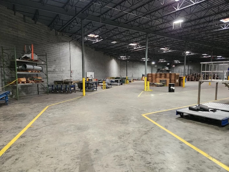 More Photos Of 10901 Carpet St, Charlotte Warehouse For Sale