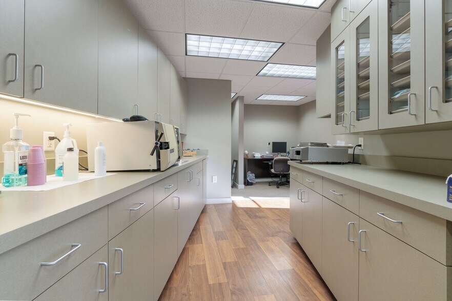 More Photos Of 604 35th Ave, Moline Medical For Lease