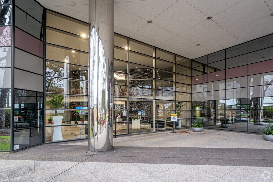 More Photos Of 15710 John F Kennedy Blvd, Houston Office For Lease