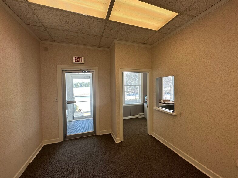 More Photos Of 8275 N 32nd St, Richland Office For Lease