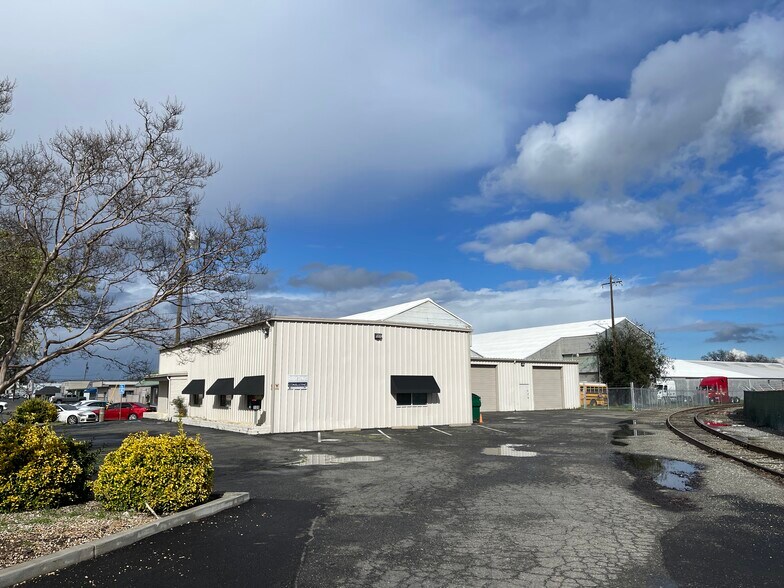 More Photos Of 108 N East St, Woodland Warehouse For Lease