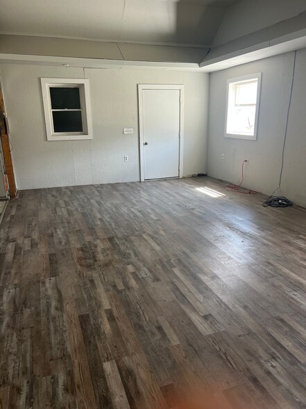 More Photos Of 107 Vermeer Rd, Pella Industrial For Lease