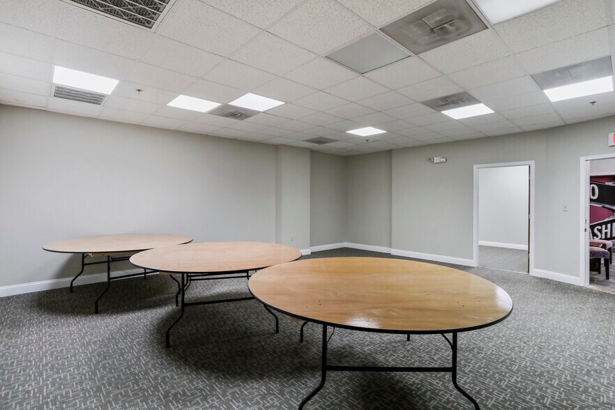 More Photos Of 18-20 W Washington St, Hagerstown Office For Lease