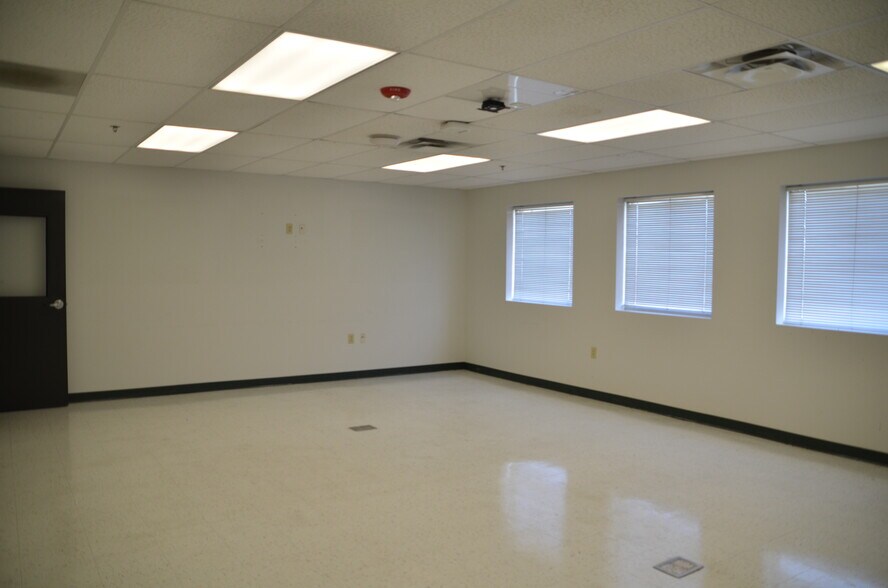 More Photos Of 985 Capital Drive SE, Cedar Rapids Industrial For Sale