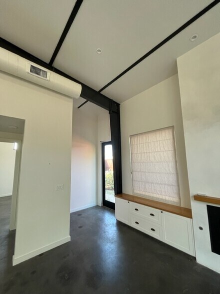 More Photos Of 4780 Iberia Ave, Dallas Showroom For Lease