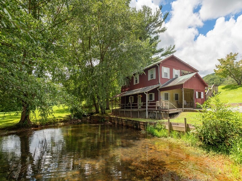 More Photos Of 8826 Boylston Hwy, Mills River Flex For Sale