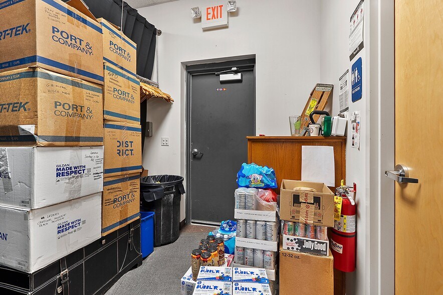 More Photos Of 100-140 N Washington St, Green Bay General Retail For Lease