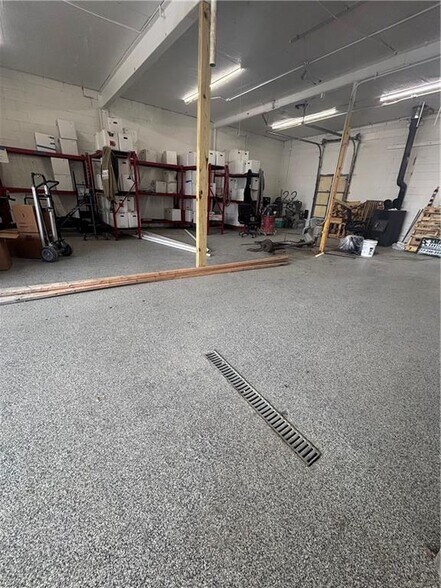 More Photos Of 1937 Maple Ave, Mattoon Warehouse For Sale