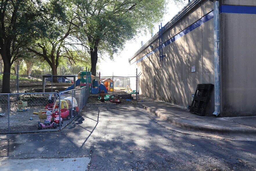 More Photos Of 8609 Cross Park Dr, Austin Office For Lease