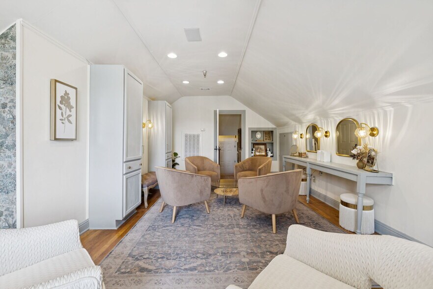 More Photos Of 108 Bridge St, Franklin Storefront For Sale