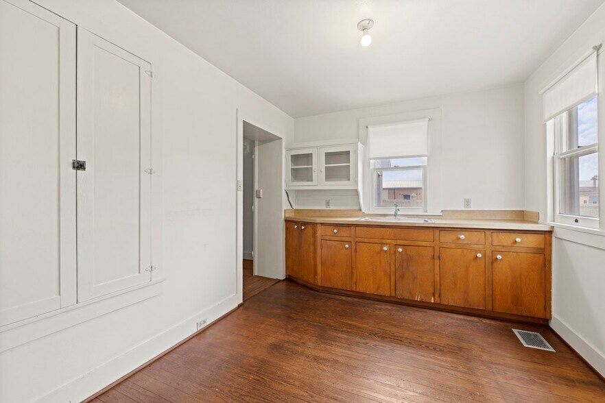 More Photos Of 421 W Main St, Fredericksburg Office Residential For Lease