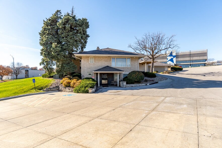 More Photos Of 8900 W Dodge Rd, Omaha Medical For Lease