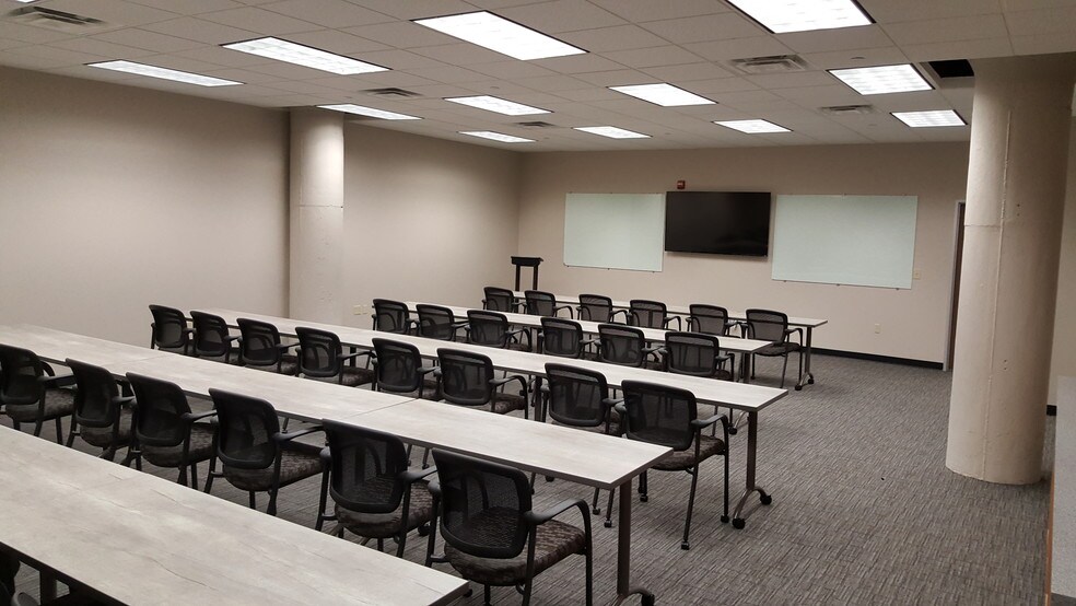 More Photos Of 333 N Alabama St, Indianapolis Office For Lease