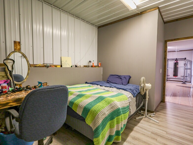 More Photos Of 40446 AB-56, Rochon Sands Service For Sale