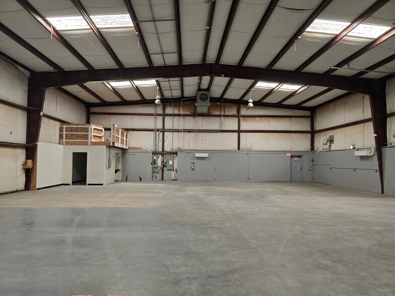 More Photos Of 1344 Brookside Blvd, Grants Pass Warehouse For Lease