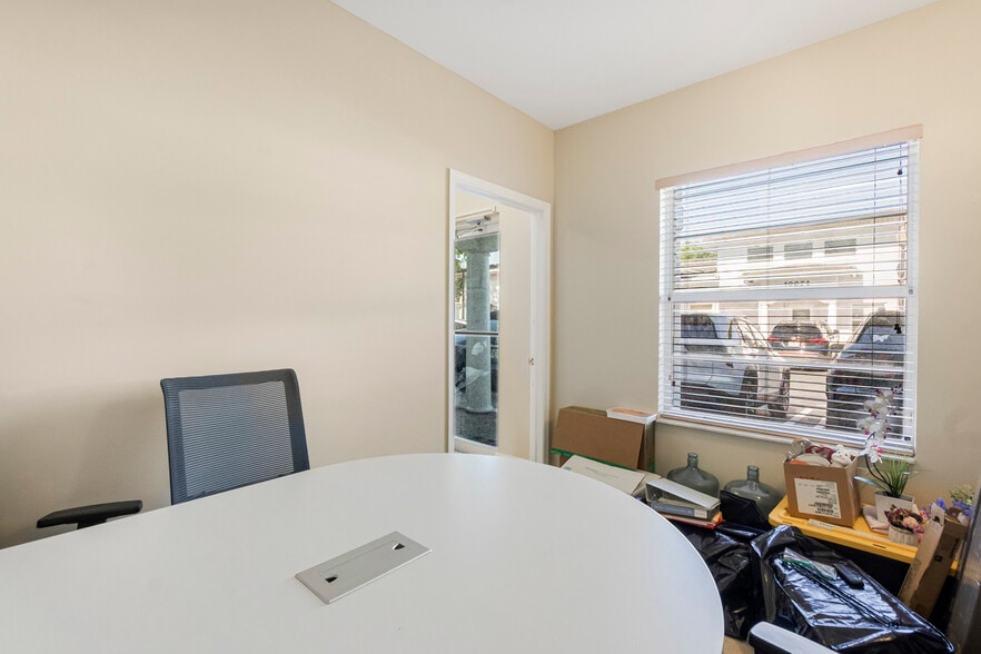 More Photos Of 10261 Sunset Dr, Miami Office For Lease