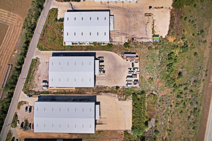 More Photos Of 12951 Wright Rd, Austin Distribution For Lease