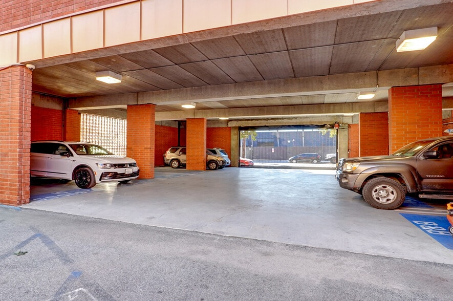 More Photos Of 2330 Pontius Ave, Los Angeles Loft Creative Space For Lease