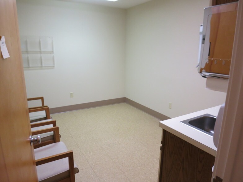 More Photos Of 920 Lawn Ave, Sellersville Medical For Sale