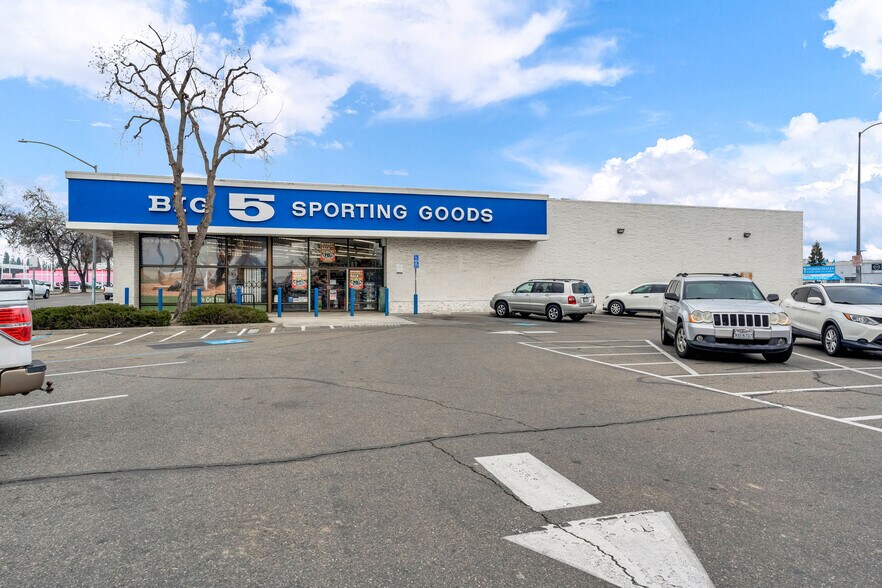 More Photos Of 5418-5422 N Blackstone Ave, Fresno Freestanding For Sale