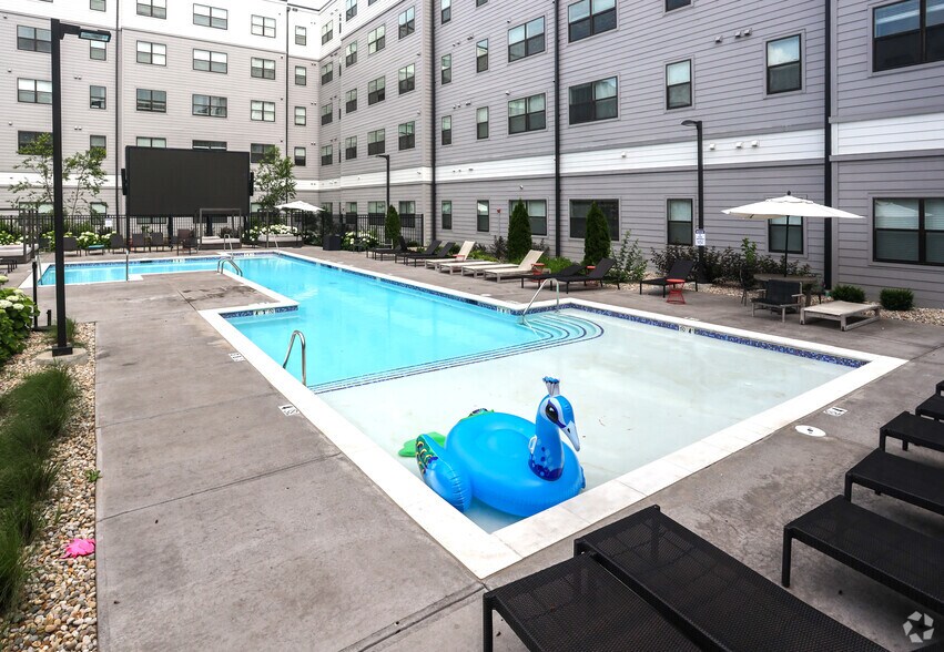 More Photos Of 1425 N Dunn St, Bloomington Apartments For Lease