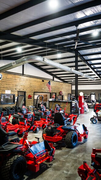 More Photos Of 1885 17th NE st, Paris General Retail For Sale