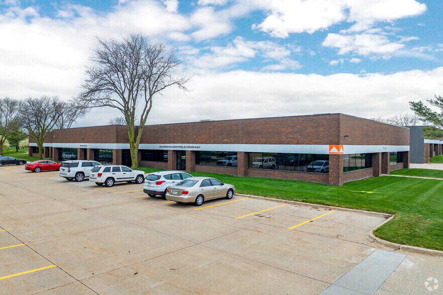 Primary Photo Of 11001-11071 Aurora Ave, Urbandale Flex For Lease